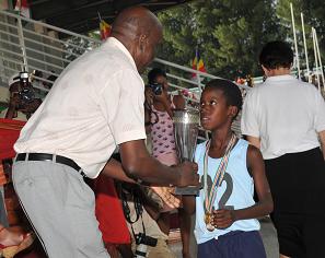 Vice-President Belmont gives out the boys under 10 prize to a representative of Plaisance Primary School