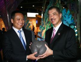 Pavilion designer L. Zhidao hands presents a coco-de-mer resin to President Michel