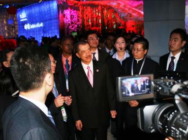 President Michel (centre) visits the Guandong pavilion