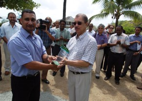 President Michel gives an award to Mr Dauban for his family’s contribution to the island’s conservation