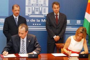 President Michel and Prime Minister Zapatero look on as Mr Morgan and Ms Chacón sign the agreements