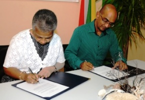 Mrs Wills and Mr Shah sign the agreement for the funding of the project by the USAID