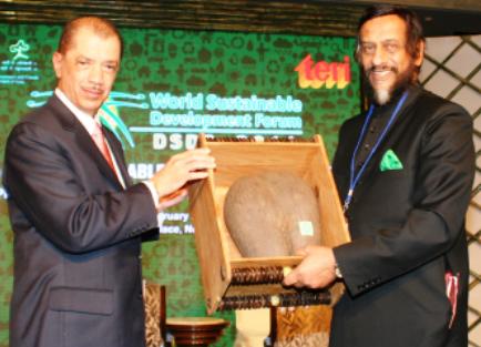 President Michel presents Dr Pachauri with a memento