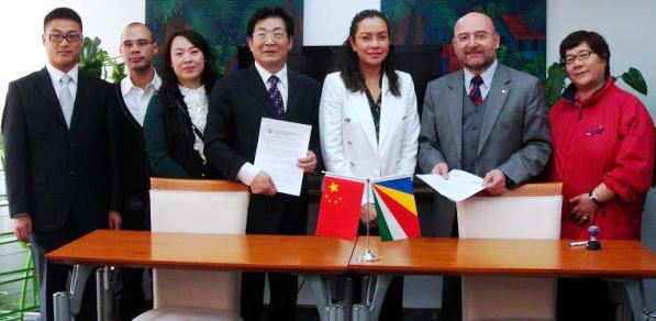 Chinese and Seychellois delegates at the signing ceremony