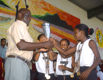 Vice-President Belmont presents Anse Royale Primary School with one of its cups