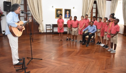 President receives ‘Oceans and Visions’, song dedicated to his commitment to preserving the ocean