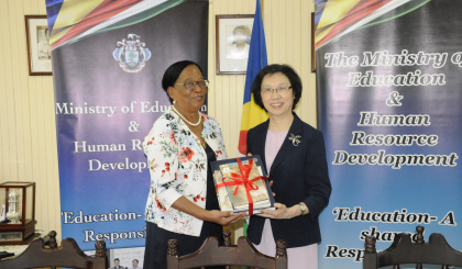Ministry of Education receives donation of books from Shanghai