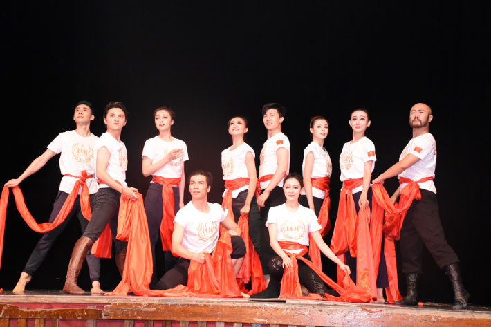 Chinese dancers delight crowd with dazzling performance