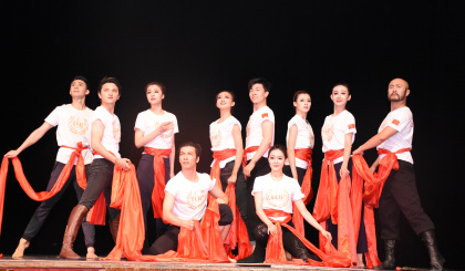 Chinese dancers delight crowd with dazzling performance