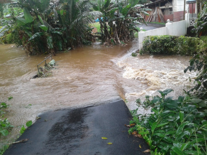 Heavy rains - Traffic hampered by flooded roads, broken electricity pole at La Misère