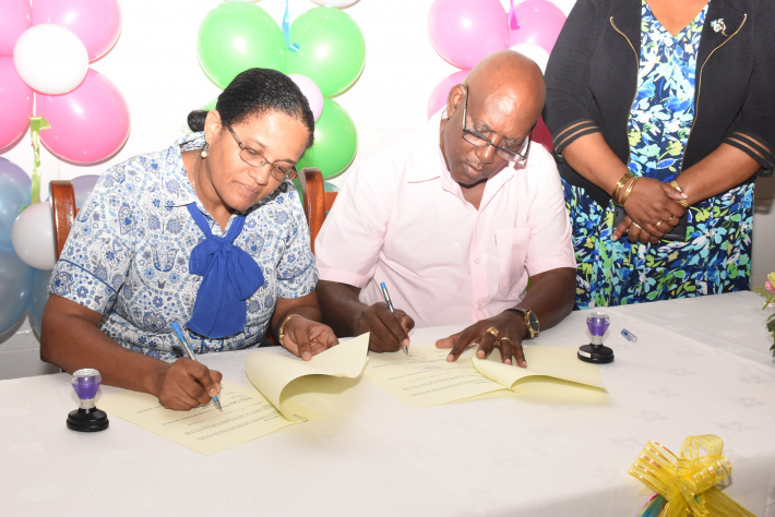 Roche Caiman residents get reading centre