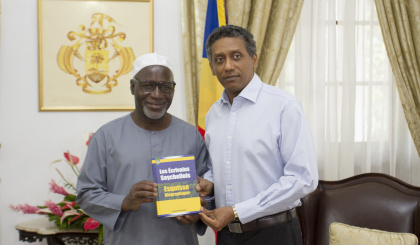 Diallo Abdourahamane présente son ouvrage à Président Faure