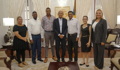 President meets SCCI Business Awards winners