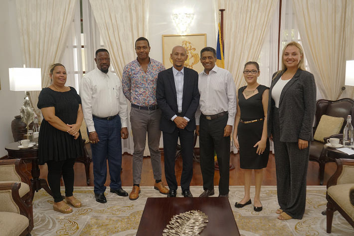 President meets SCCI Business Awards winners