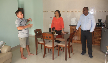Minister continues visits to small tourism establishments on Praslin