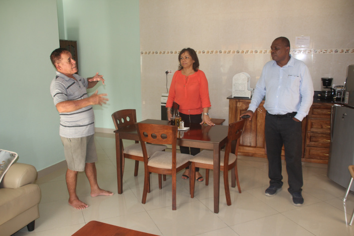 Minister continues visits to small tourism establishments on Praslin