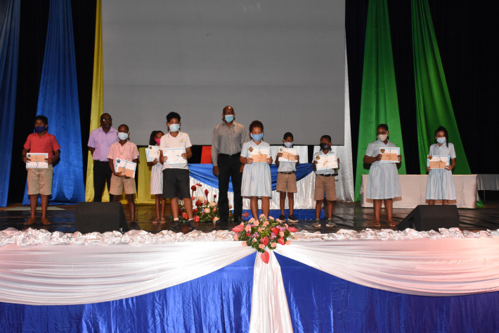 Nisti awards young innovators