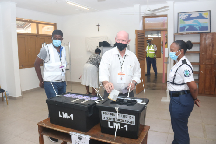 Presidential candidate Alain St Ange casts his vote - update 2.05pm