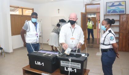 Presidential candidate Alain St Ange casts his vote - update 2.05pm