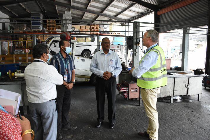 Transport minister visits Air Seychelles facilities