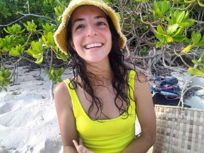 Meet Seychelles’ young local artists:   A fibre artist handcrafting macramé pieces, one knot at a time