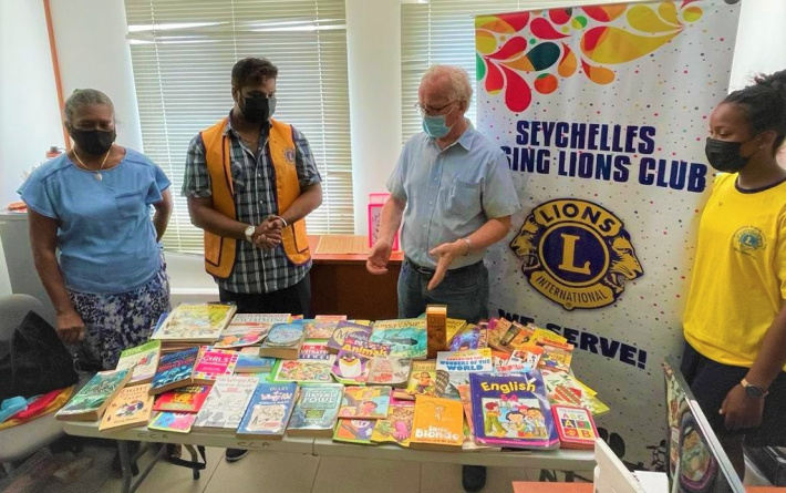 Seychelles Rising Lions Club donates books to Cancer Concern Association