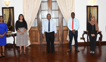 President Ramkalawan meets UniSey’s first class honours graduates