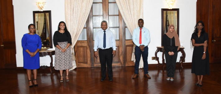 President Ramkalawan meets UniSey’s first class honours graduates