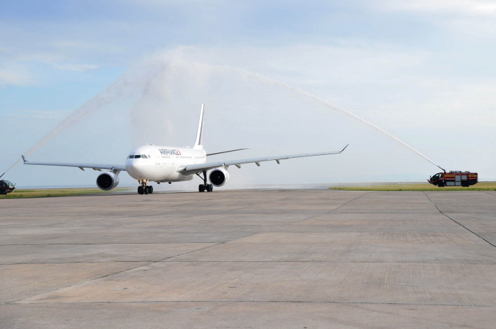 Air France returns  to warm welcome   