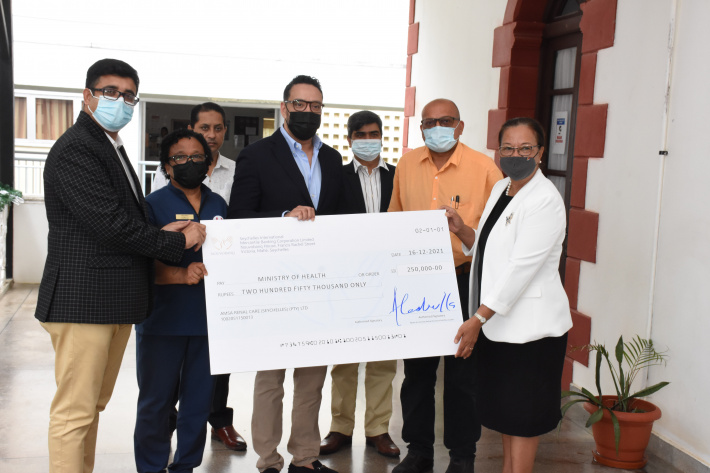 AMSA Renal Care Seychelles donates R250,000 to Ministry of Health