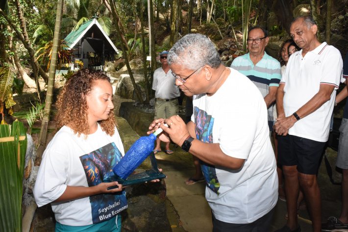 Time capsule placed on Moyenne Island