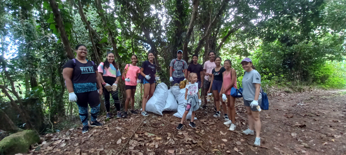 Clean-up along the Salazie trail