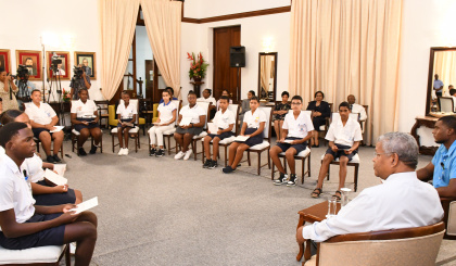 ‘Presidential Dialogue’ to commemorate the United Nations Universal Children’s Day     President urges students  to aim for the highest level     By Vidya Gappy