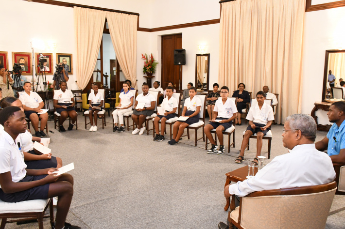 ‘Presidential Dialogue’ to commemorate the United Nations Universal Children’s Day     President urges students  to aim for the highest level     By Vidya Gappy