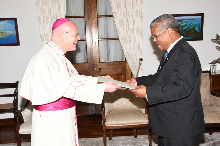 Le nouveau nonce apostolique présente ses lettres de créance au Président Ramkalawan