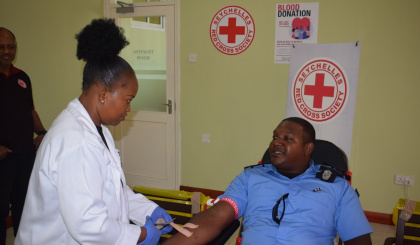 Police join Red Cross Seychelles’ blood donation database