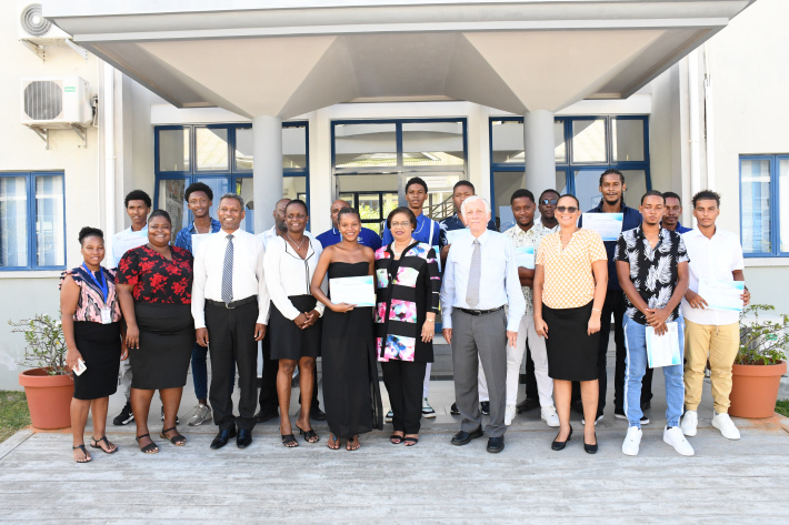 New skilled trainees in maritime receive certificate