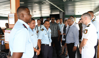 Président Ramkalawan félicite l’équipage de BSAOM Champlain et du Dornier