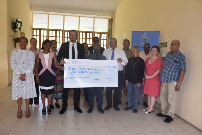 Makarios Foundation donates R100,000 to Ministry of Education