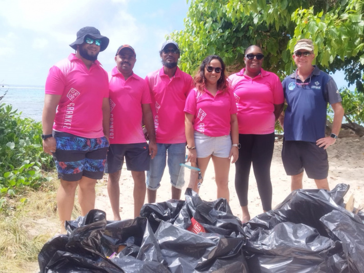 Gran Kaz staff do their part to keep our beaches clean 