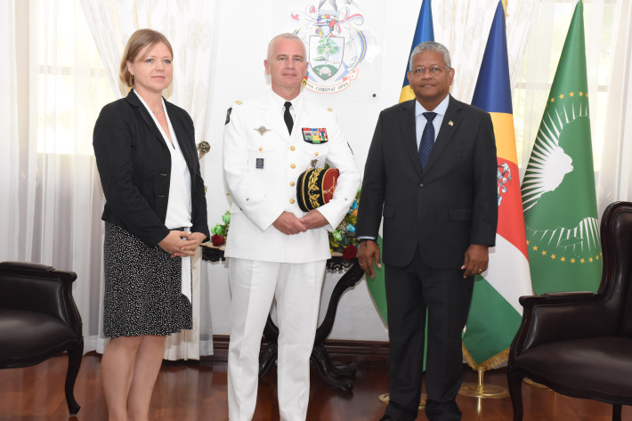 Visite de courtoisie du Général de Brigade Laurent Cluzel au Président Ramkalawan