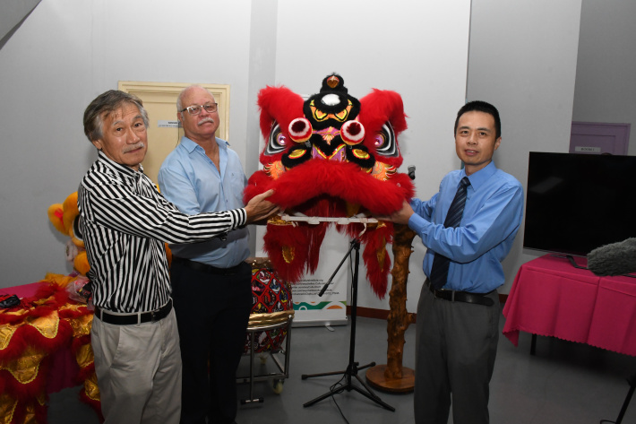 Seychellois learn the lion and dragon dance