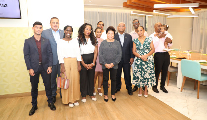 President Ramkalawan meets Seychellois students in Cuba