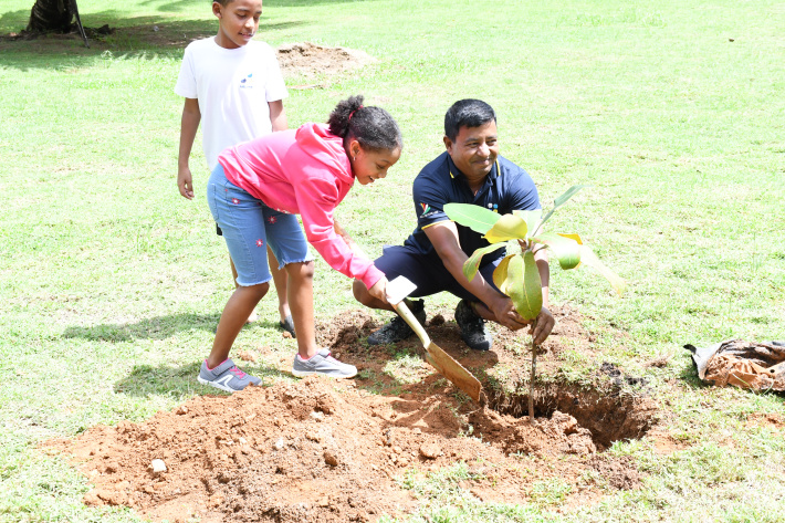 La Misère pupils plant endemic trees at biodiversity centre