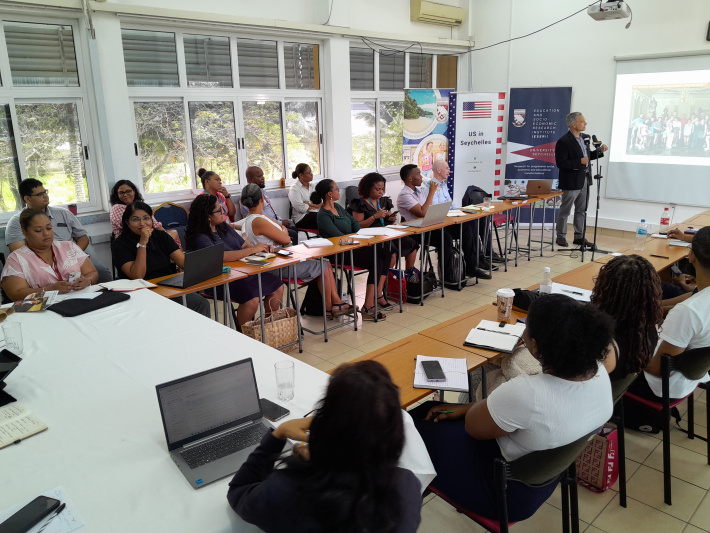 CNN senior editor Paul Glader interacts with Seychellois media practitioners