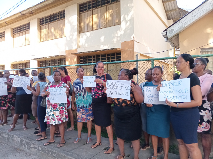 Port Glaud primary teachers go on strike