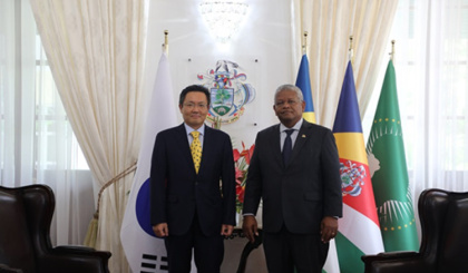 The outgoing Korean ambassador to Seychelles bids farewell to the President