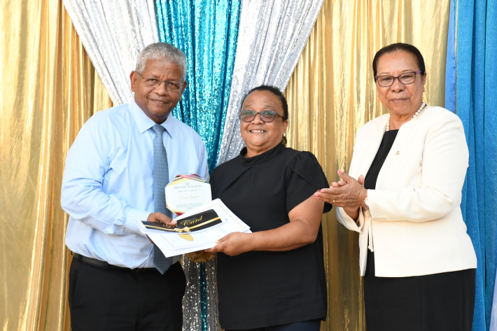 Health ministry honours long-serving employees   