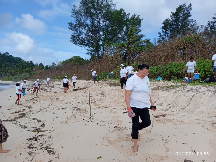 Foreign Affairs and Tourism ministry staff clean Grand Police beach