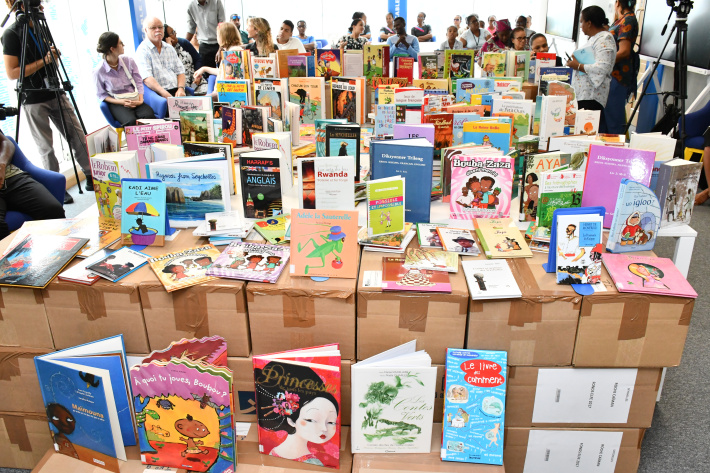 Donation de 3 500 livres à la Bibliothèque Nationale des Seychelles par l’OIF